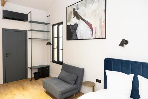 1 dormitorio con 1 cama y 1 silla en Centrum Nice, en Niza