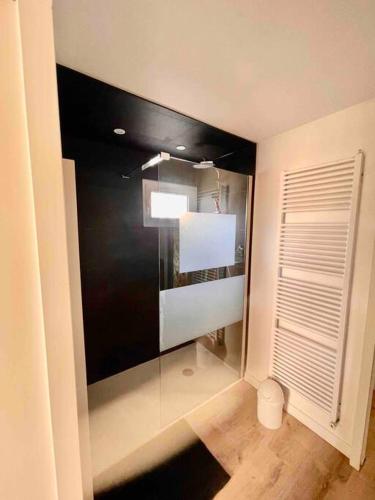 Cette chambre dispose d'une baie vitrée et d'une fenêtre. dans l'établissement Appartement T3 - forêt & plage, à Anglet