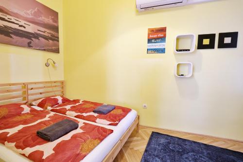 een slaapkamer met een bed in een kamer bij Supreme Astoria Semmelweis in Boedapest