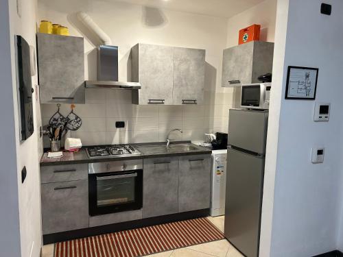 uma cozinha com um lavatório e um fogão forno superior em Apartment Sabine em Roma