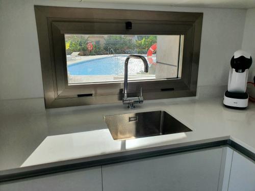View ng pool sa Luxury beachfront apartment with pool, sauna, fitness and gym in province Malaga, Andalusia o sa malapit