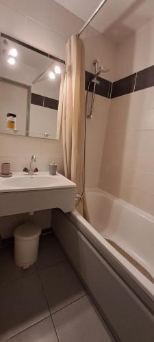 une salle de bain avec un lavabo, des toilettes et une baignoire dans l'établissement Bourg-St-Maurice/ Les Arcs - Appartement 4p, à Bourg-Saint-Maurice