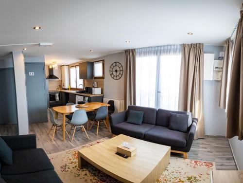 sala de estar con sofá y mesa en Résidence Artemis Paris Orly Aéroport en Villeneuve-le-Roi