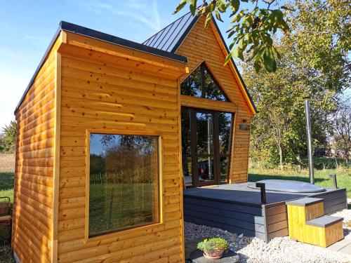 Cabaña de madera pequeña con ventana grande en Woody, en Szigetvár