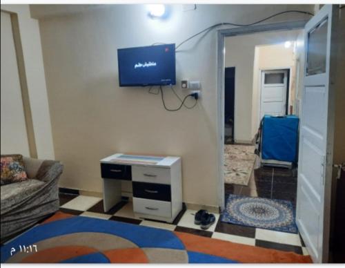 盧克索的住宿－Luxor downtown，客厅配有沙发和墙上的电视