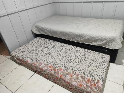 Duas camas individuais sentadas uma ao lado da outra num quarto em Casa para 6 pessoas Oktoberfest em Blumenau