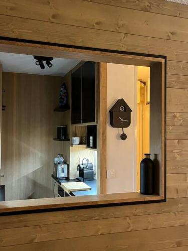 - une vue sur la cuisine depuis la fenêtre dans l'établissement Résidence Les Grandes Bosses, à Courchevel