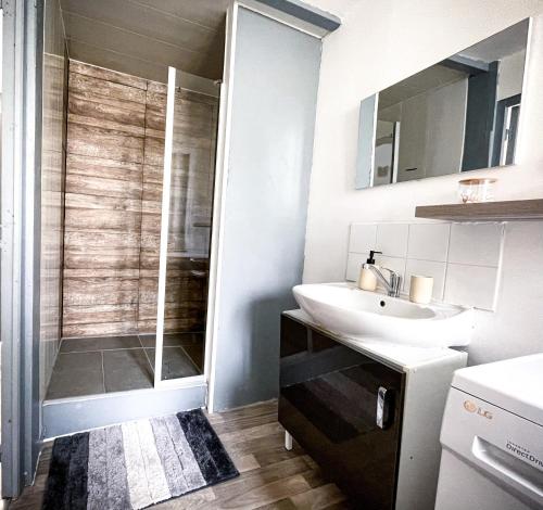 Vonios kambarys apgyvendinimo įstaigoje Maisons de vacances 3 lits