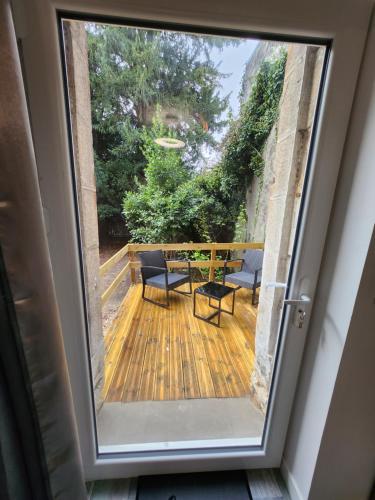 蓋雷的住宿－T2 jardin Guéret，天井的门上设有桌子,享有美景。