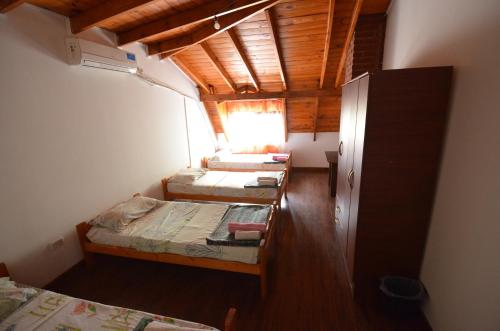 eine Gruppe von Betten in einem Zimmer mit Fenster in der Unterkunft Casa Marina Argentina de Aeropuerto Ezeiza chek-in 24 h in Monte Grande