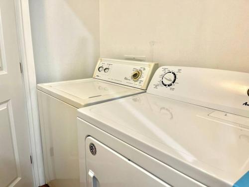 una lavadora y secadora blancas en una habitación en NEW! 5 min from Mall, Airport, and Dinning! en McAllen