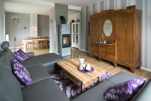 un salon avec un canapé et une table dans l'établissement Ferienhaus Wellness-Oase in Lingen Ems , Monteurunterkunft, Wellness exclusive, à Lingen