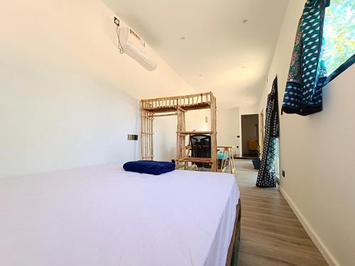 een slaapkamer met een wit bed in een kamer bij Skippers - Adults only in Ukunda