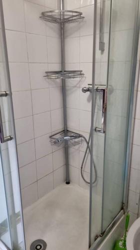 une douche avec une porte vitrée dans une salle de bain dans l'établissement Charmant 2 pièces Clichy Levallois, à Clichy