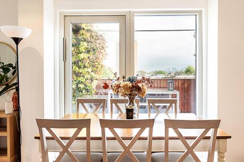 a dining room with a table and chairs at 3 Bed Luxury Penthouse in Shoreditch in London