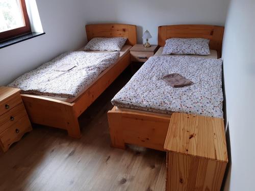 two twin beds in a room with wooden floors at Hisa jager 