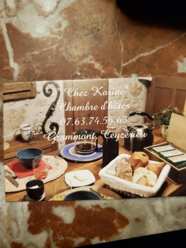 Una foto de una mesa con comida. en chez Karine, en Ceyzérieu