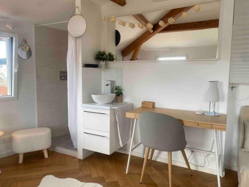 - une cuisine avec un bureau et une chaise dans la chambre dans l'établissement Heart of Nice-Rooftop Seaside Studio, à Nice