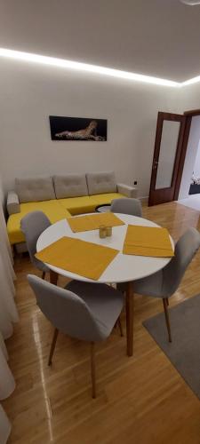 una habitación con una mesa y sillas y un sofá en Princess apartment Zagreb, en Zagreb