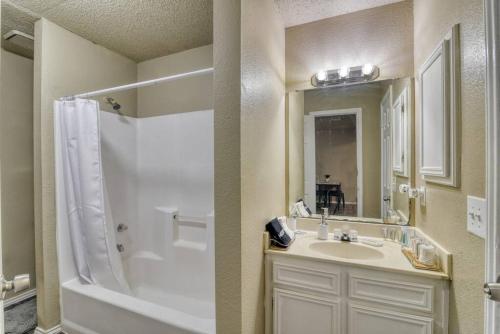 A bathroom at NEW! Location, Pool, WIFI & Fully Equipped!