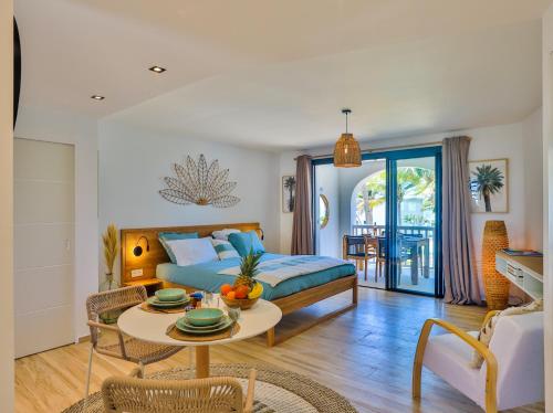 Orient bay - Apartment Oceanview - Alamanda beach residence في أويينت باي: غرفة معيشة مع سرير وطاولة مع طاولة قهوة