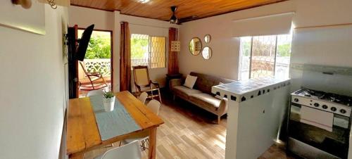 uma cozinha e sala de estar com um sofá e um fogão em Céntrico-A pie del mar y del Casco histórico+A/C em Santa Marta