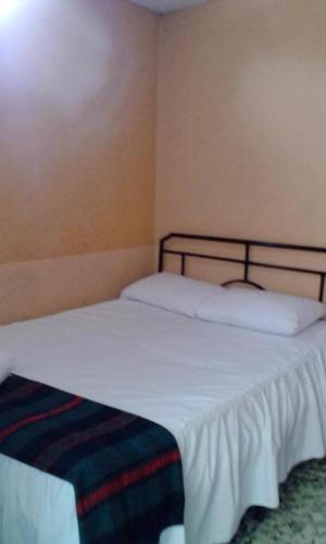 1 dormitorio con 2 camas en una habitación en ManglesChicama, en Lima