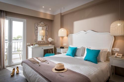 Posteľ alebo postele v izbe v ubytovaní Mari Kristin Beach Hotel