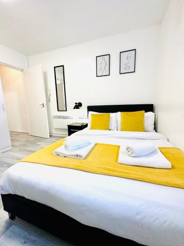 Tempat tidur dalam kamar di Private Studio Flat in City 1160