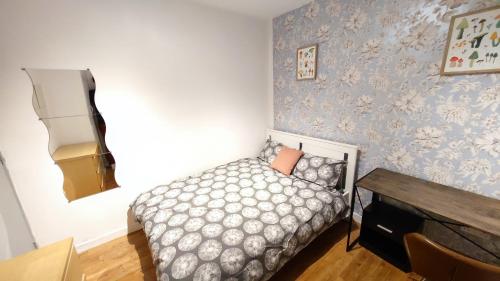 - une petite chambre avec un lit et une table dans l'établissement Spacious flat with 2 to 3 bedrooms in Central London, à Londres