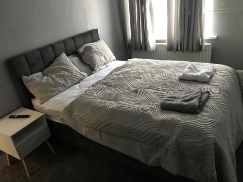 een bed met twee kussens in een slaapkamer bij Rose Cottage in Tipton