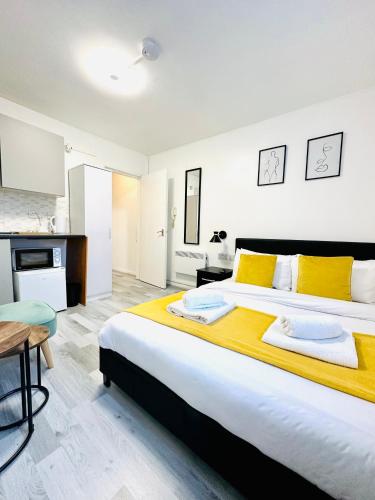 Tempat tidur dalam kamar di Private Studio Flat in City 1160