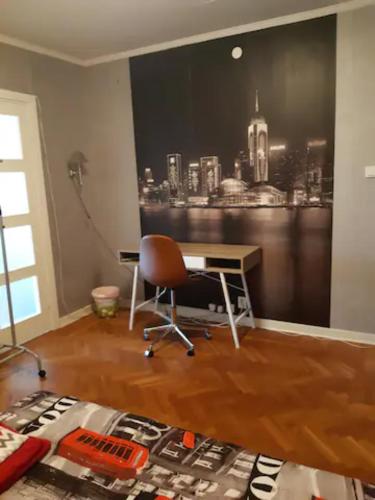 Pokój z biurkiem i krzesłem w pokoju w obiekcie Rum i Villa w mieście Jönköping