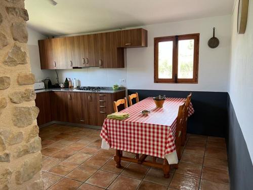 Kuchyň nebo kuchyňský kout v ubytování FINCA LA FOIA EL POU