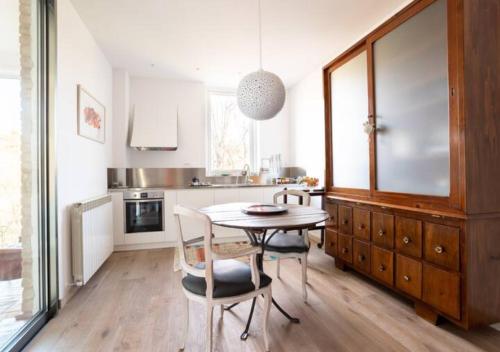 eine Küche mit einem Tisch und Stühlen im Zimmer in der Unterkunft Depandance holiday Villa, garden and privat pargking in Perugia