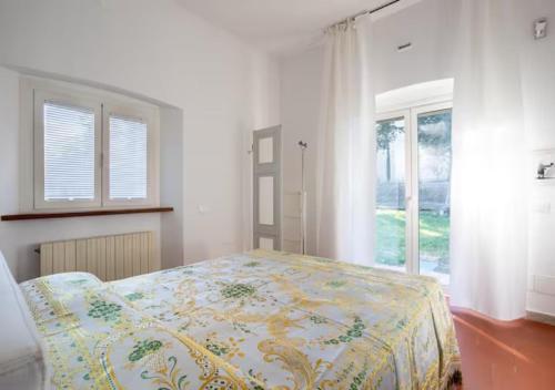 ein Schlafzimmer mit einem Bett und einem großen Fenster in der Unterkunft Depandance holiday Villa, garden and privat pargking in Perugia