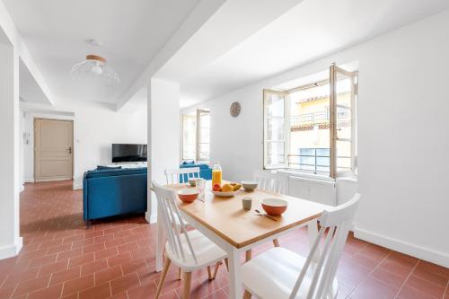 une cuisine et une salle à manger avec une table et des chaises dans l'établissement Les Colonnes - T3 - Bastide, à Carcassonne