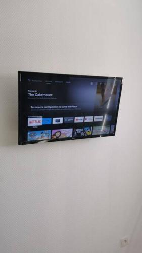 Elle comprend une télévision à écran plat suspendue au mur. dans l'établissement Location studio à courte durée, à Corbeil-Essonnes