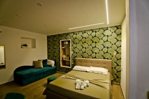 ナポリにあるCasa Diazのベッドとソファ付きのホテルルーム