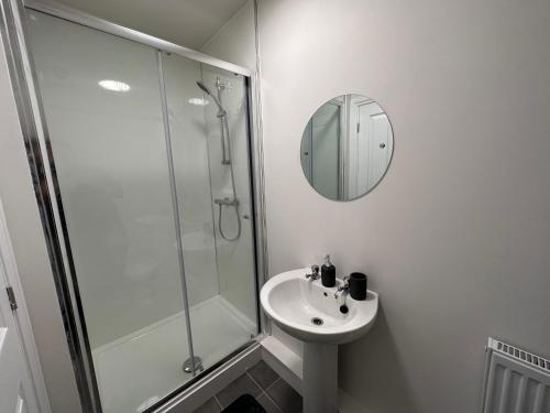 La salle de bains est pourvue d'une douche, d'un lavabo et d'un miroir. dans l'établissement 1 Bed Central Newark Flat 1st Floor, à Newark-on-Trent
