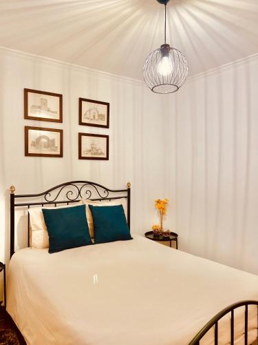 Un dormitorio con una cama grande y una lámpara de araña. en Casa da Vila - Vilar Maior, Sabugal, en Vilar Maior