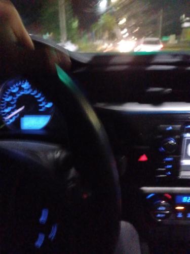osoba prowadząca samochód w nocy w obiekcie Renta Cars Tela w mieście Tela