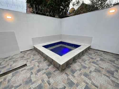 een klein zwembad in het midden van een patio bij Casa central in Agua de Dios