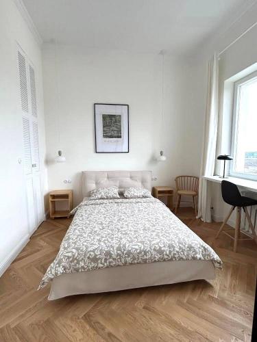 a white bedroom with a large bed and a desk at Old Town Residence , Wi-fi , 2-Beds , Aesthetics - by HIK Apartments in Warsaw