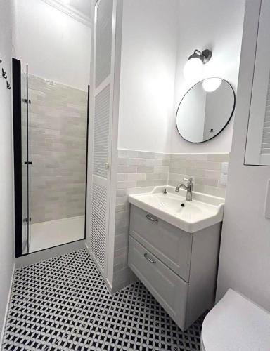 a bathroom with a sink and a shower with a mirror at Old Town Residence , Wi-fi , 2-Beds , Aesthetics - by HIK Apartments in Warsaw