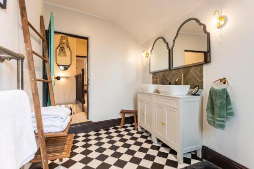 a bathroom with a sink and a mirror at Boutique luxury Stratford Townhouse- beautifully renovated sleeps upto 4 - free parking - minutes walk to theatres, town & pubs in Stratford-upon-Avon