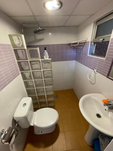 casa movil في Playa Paraiso: حمام مع مرحاض ومغسلة