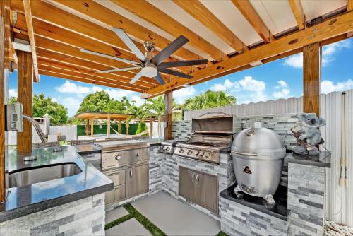 an outdoor kitchen with a stove and a grill at Peaceful Rental Retreat in Miami Jacuzzi, BBQ L25 in Hialeah