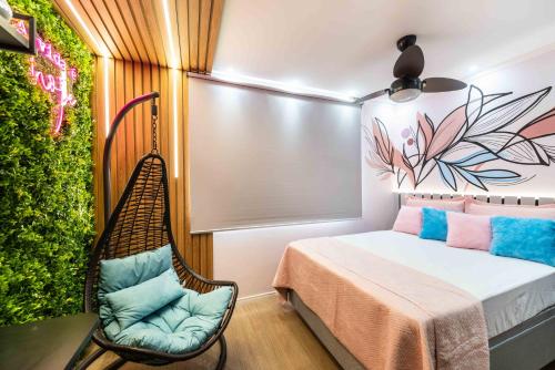 a room with a bed and a swing at Studio Design Próx ao Metrô Brás com piscina in São Paulo