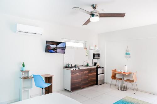鷹海灘的住宿－Flip Flop Apartment 84，厨房配有水槽和桌椅